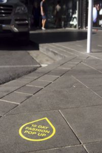 Adhésif publicitaire pour sol