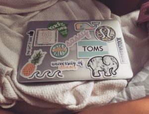 décoration d'ordinateur avec des stickers pub